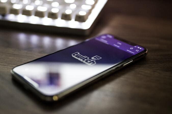 Téléphone ouvert sur l'application Twitch