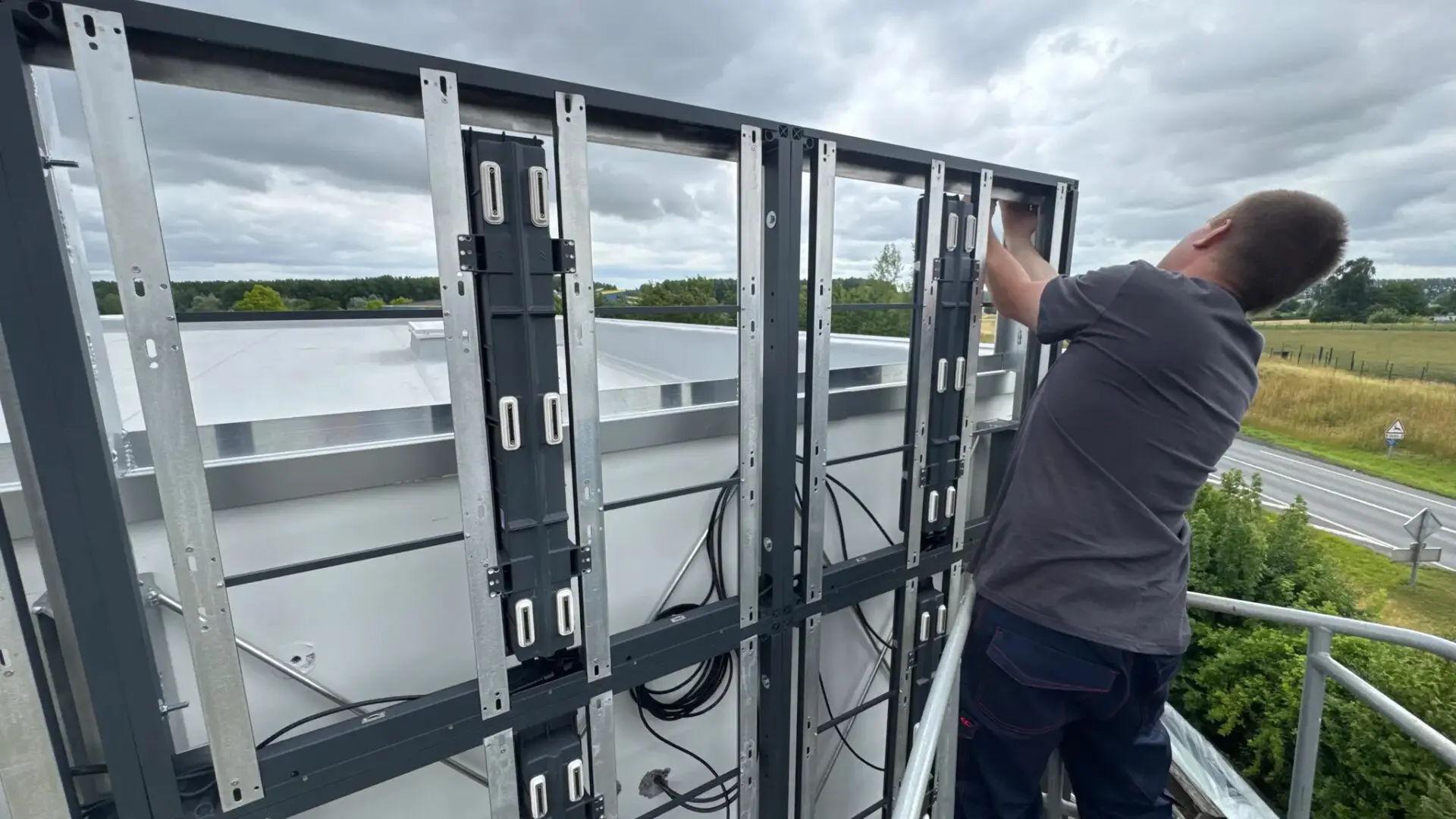installation ecran led exterieur technicien avprod