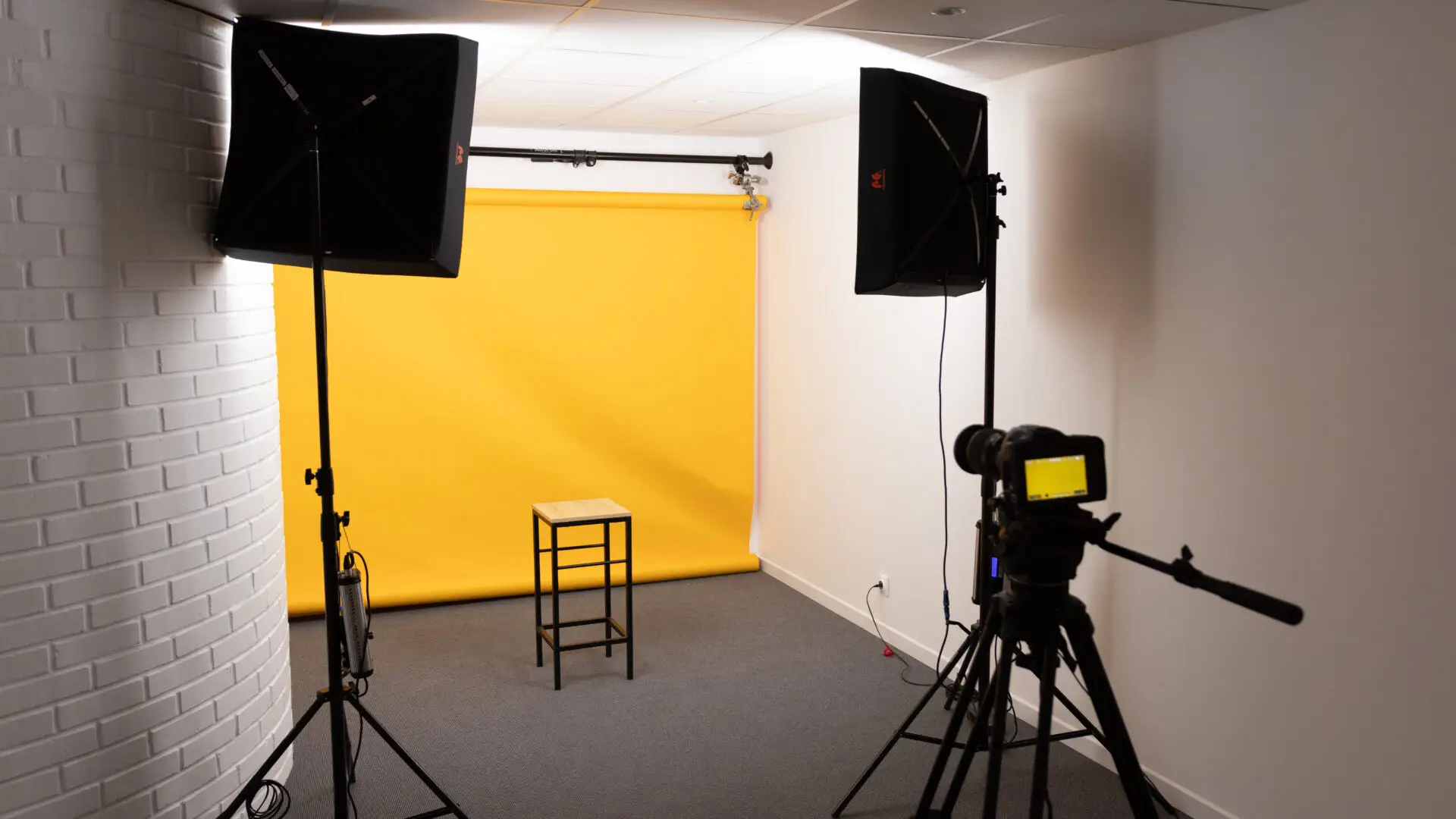 studio de tournage fond colore interview