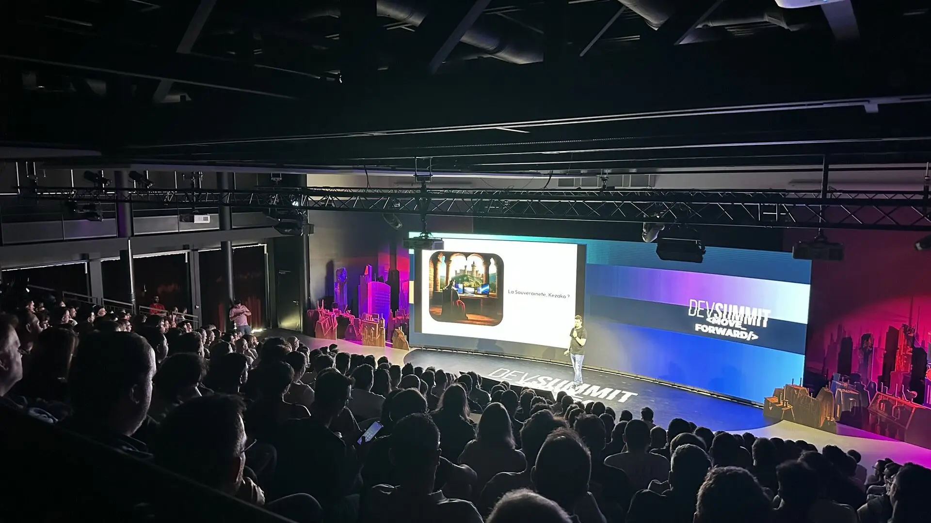 installation-audiovisuelle-evenementielle-ecran-led-dev-summit-2026