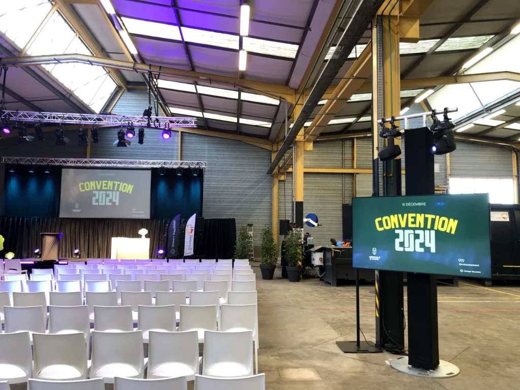 Écran d’accueil Convention 2024 et salle Baudelet