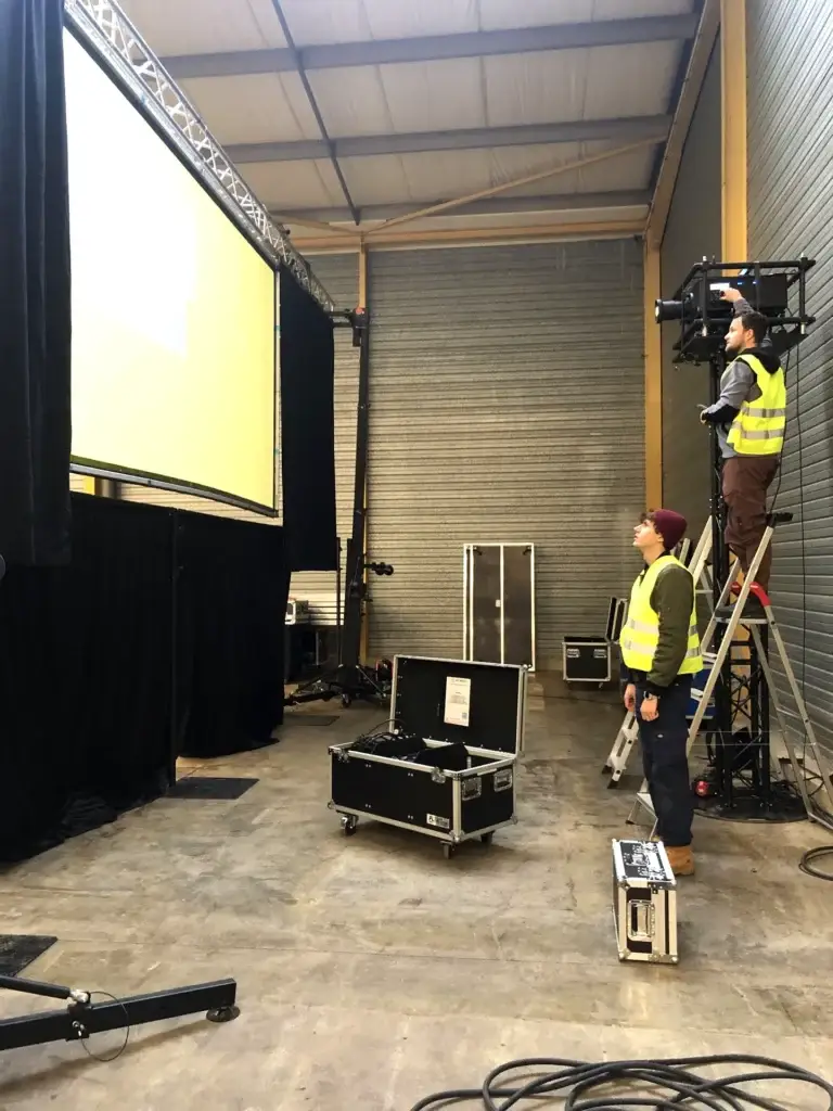 Montage de l’écran et de la technique pour la convention Baudelet