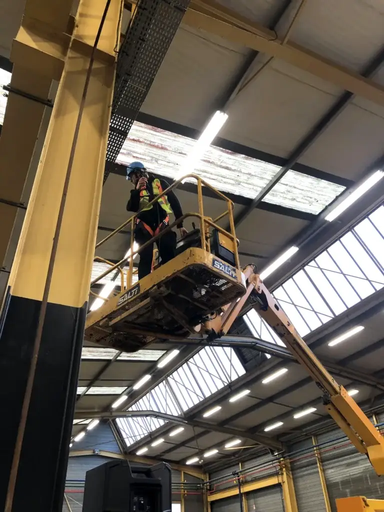 Accroche lumière en nacelle dans le hangar Baudelet