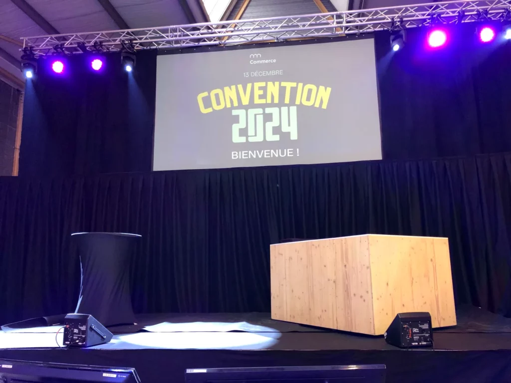 Pupitre en bois et écran de la convention commerciale Baudelet