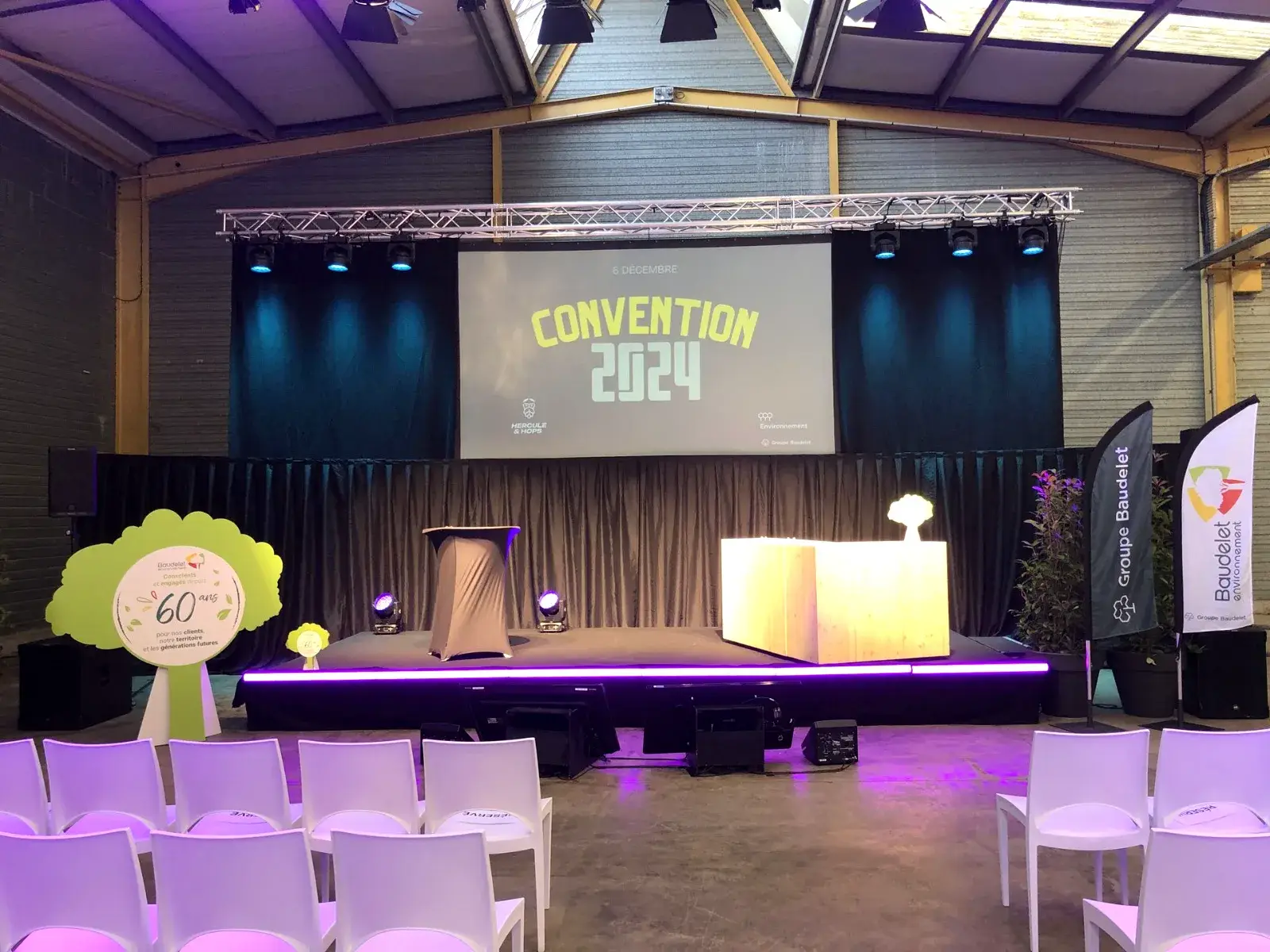 Scène de la convention commerciale Baudelet dans un site industriel