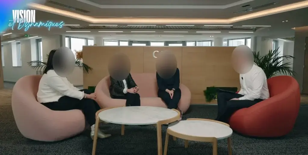 Faux live CIC Nord Ouest : plateau fauteuils dans l’espace DG (visages floutés)