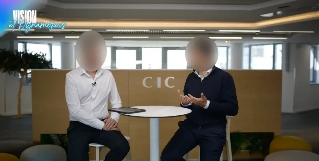 Faux live CIC Nord Ouest : échange sur le plateau mange-debout (visages floutés)