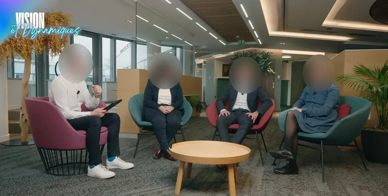 Faux live CIC Nord Ouest : plateau salon avec quatre intervenants (visages floutés)