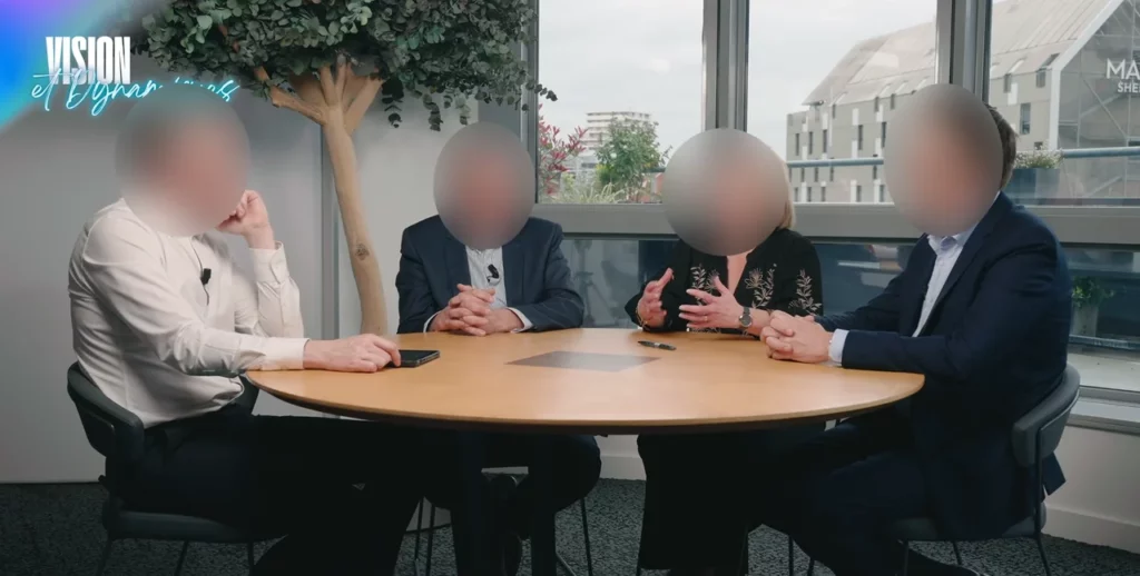 Faux live CIC Nord Ouest : table ronde face aux baies vitrées (visages floutés)