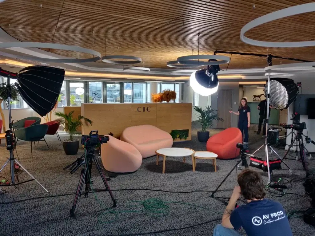 Set up salon avec caméras et lumières pour le faux live CIC Nord Ouest