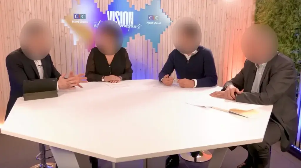 Échange entre membres du Codir autour du desk (visages floutés)