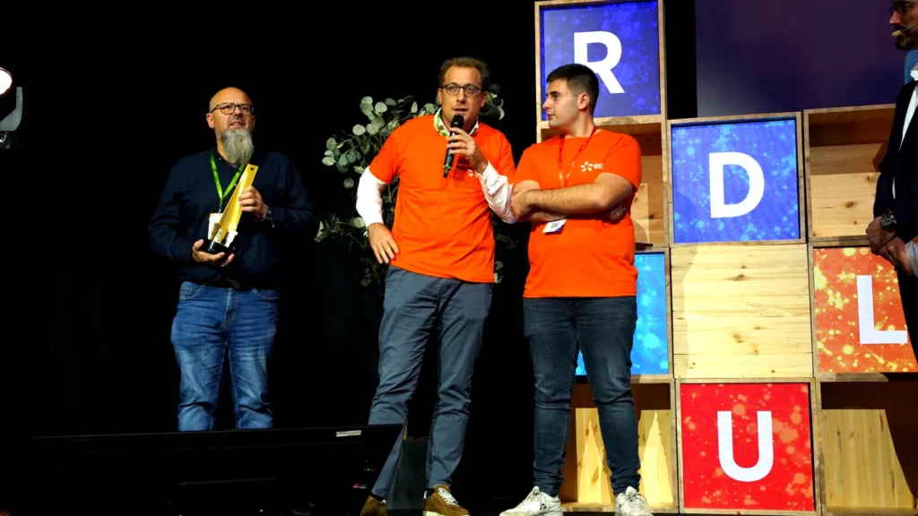 Remise de trophées devant les cubes LED de la scène EDF