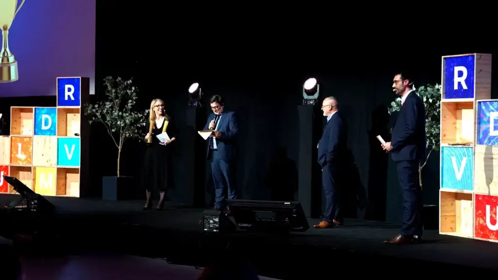 Intervenants sur la scène de 12 x 3 m de la convention EDF