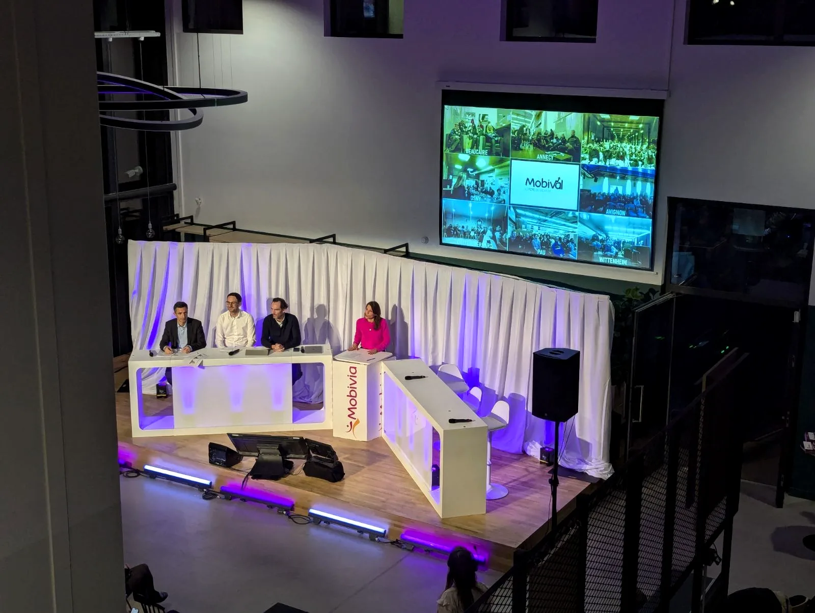 Plateau TV événementiel Mobivia avec la mosaïque des régions connectées