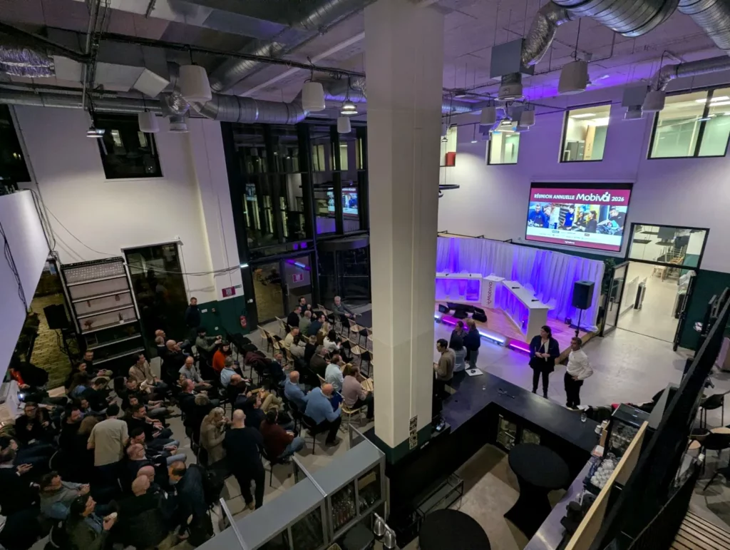 Collaborateurs Mobivia devant le plateau TV installé dans la cafétéria