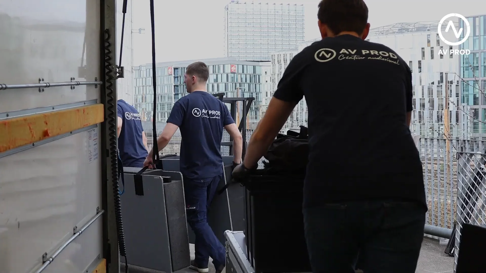 Techniciens AV Prod déchargeant le matériel scénique au Zénith de Lille pour ADEO