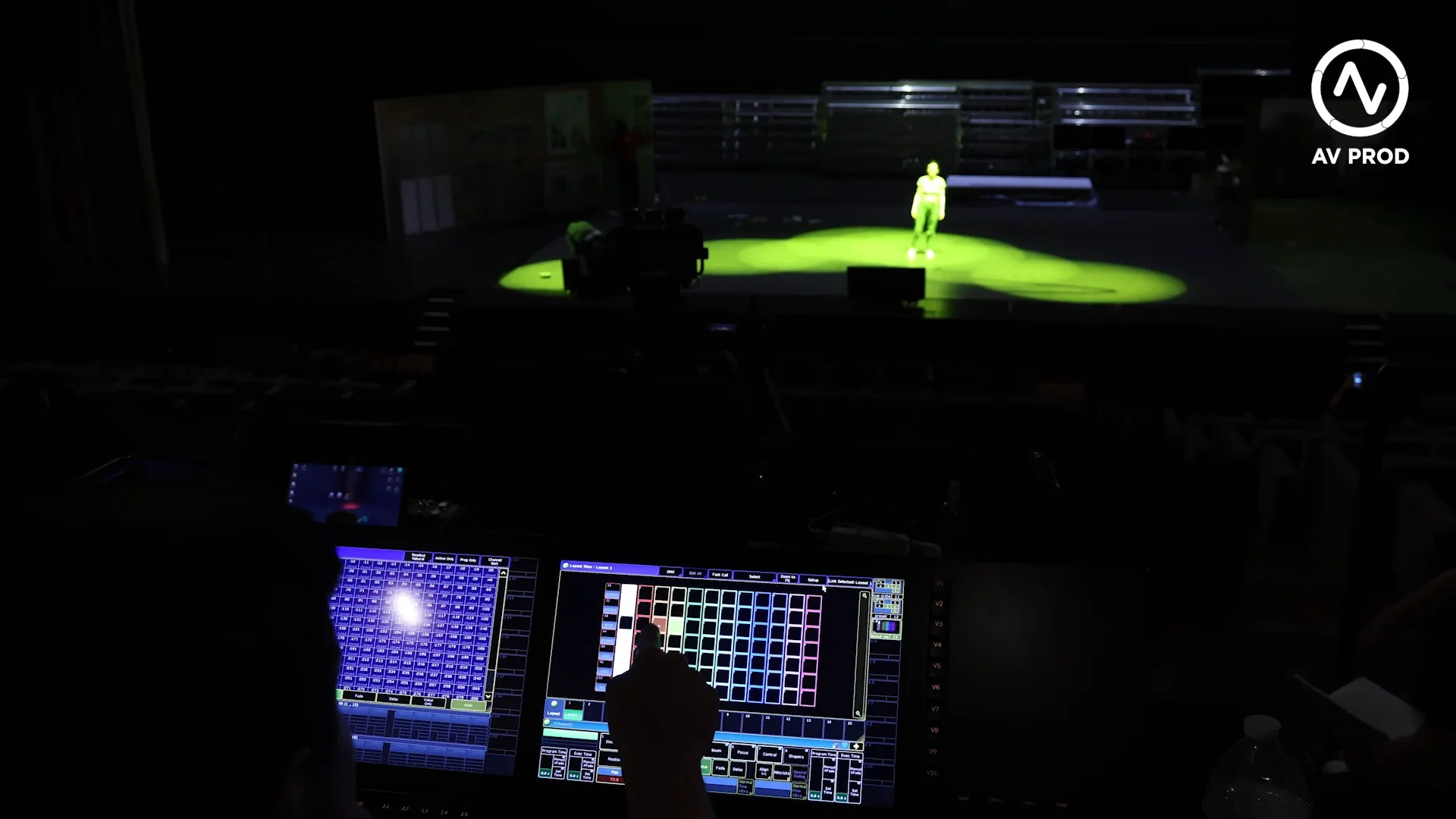 Régie lumière pilotant la scénographie lumineuse de la scène au Zénith de Lille