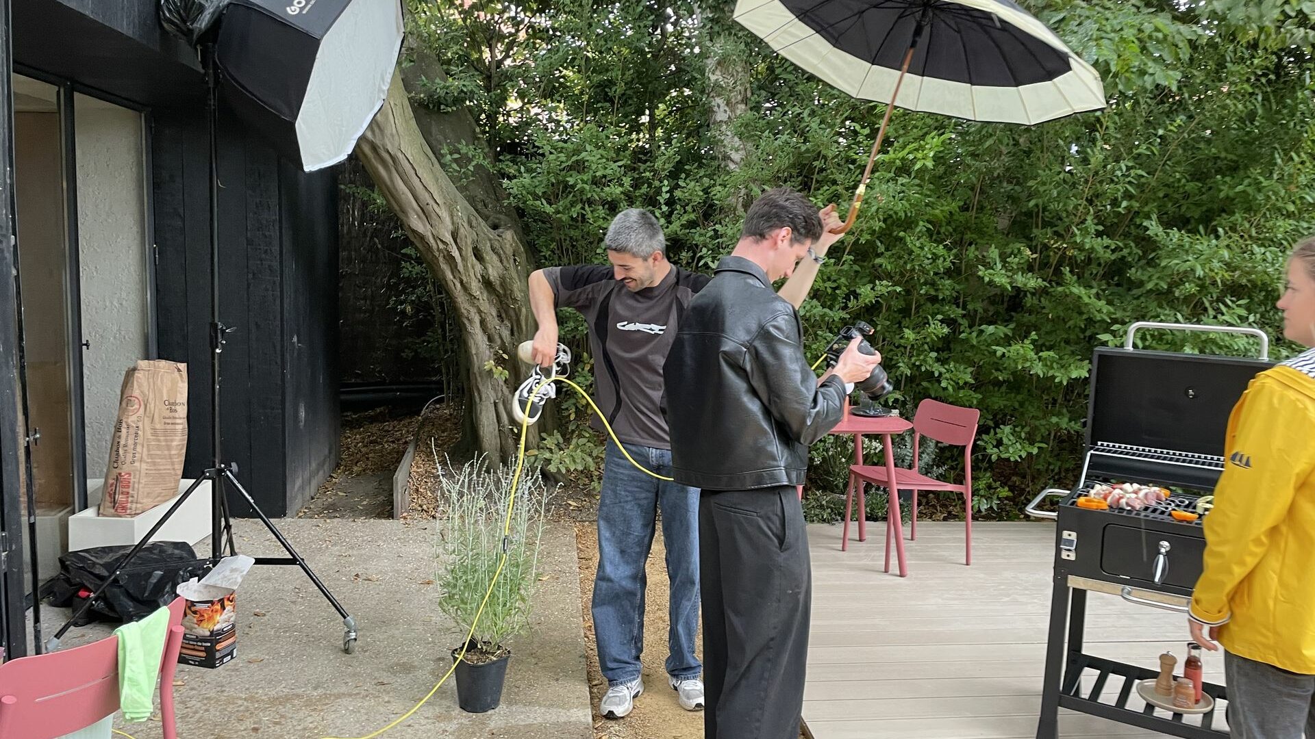 Mise en lumière du plateau de tournage extérieur Naterial