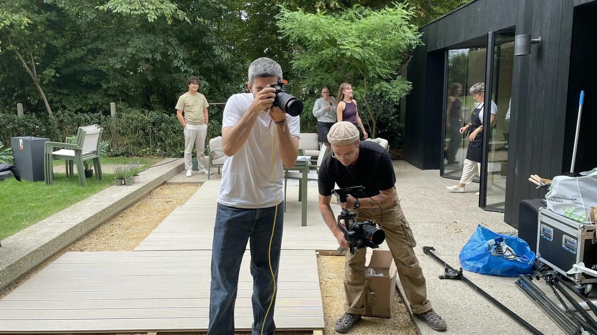 Équipe AV Prod en plein tournage photo pour Naterial