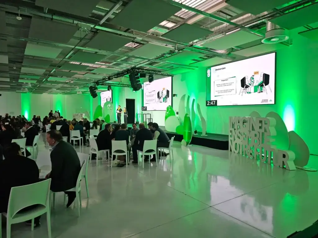 Mise en lumière événementielle verte de la salle Event Leroy Merlin pour Vision LMFR