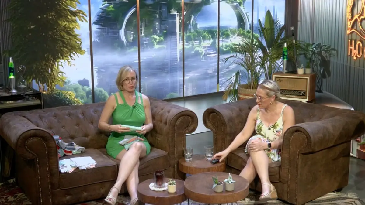 Plateau live sur mesure H2O at Home : décor de canapés devant une dalle LED aux paysages futuristes