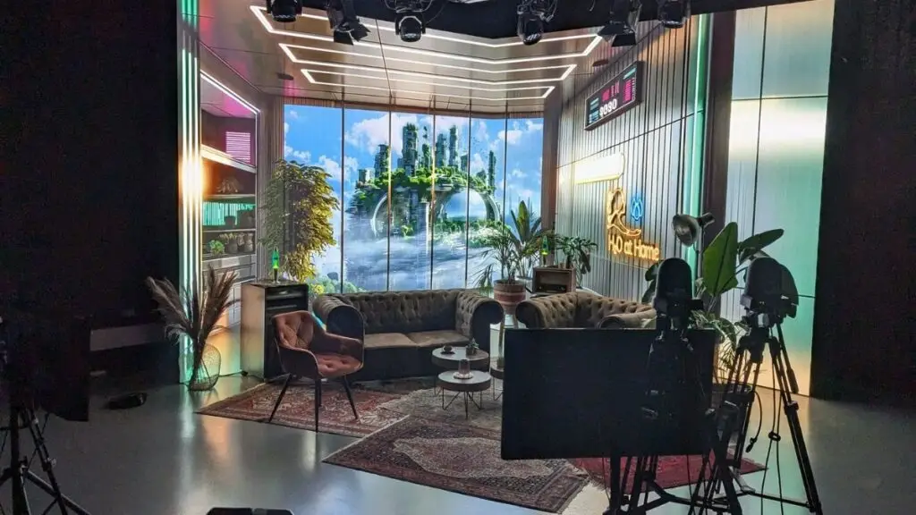 Plateau sur mesure du live H2O at Home : décor, caméras et dalle LED vus depuis la régie