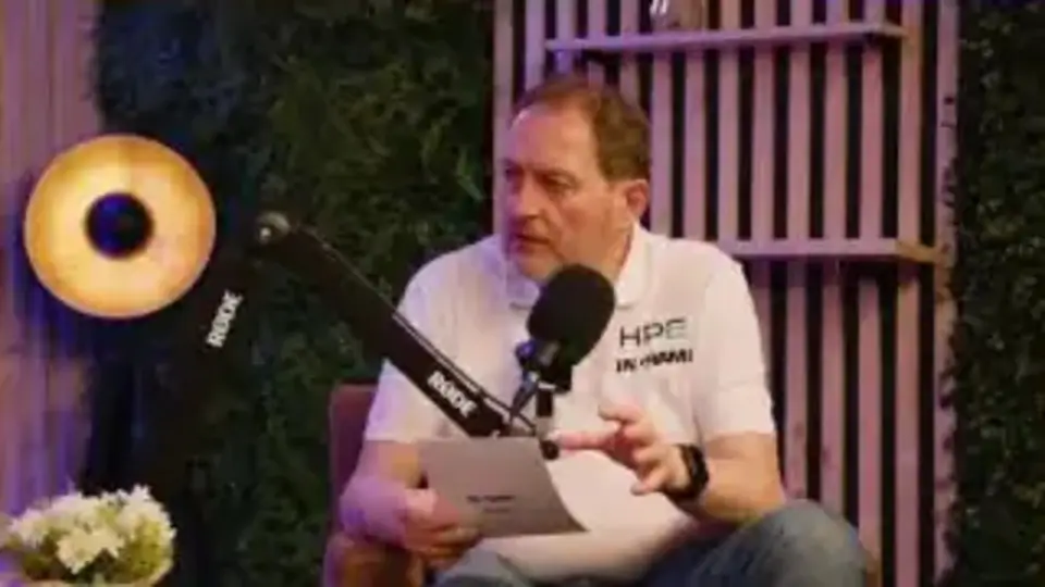 Podcast vidéo Ingram Micro : l’animateur avec ses notes face au micro