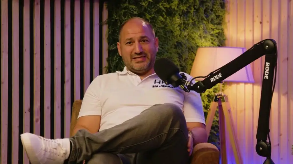 Podcast vidéo Ingram Micro : l’expert avant-ventes HPE souriant, jambes croisées dans le fauteuil