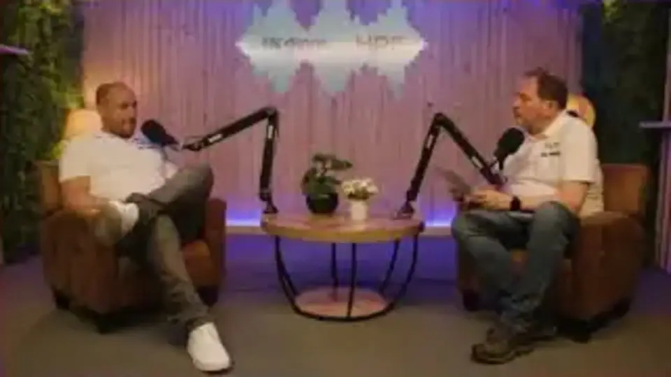 Podcast vidéo Ingram Micro : plan large du plateau avec fauteuils, micros sur bras et éclairage violet