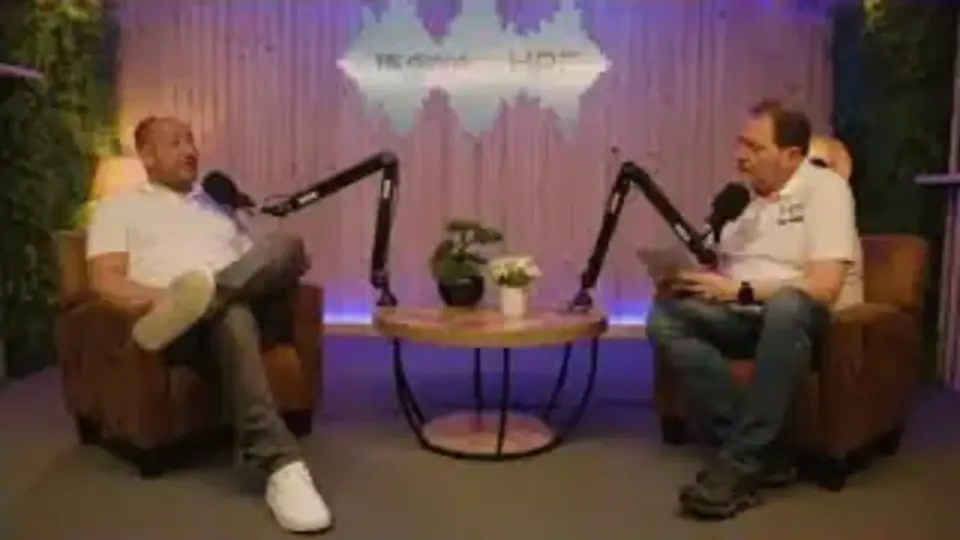 Podcast vidéo Ingram Micro : plan large des deux interlocuteurs dans la salle podcast du 14 Avenue