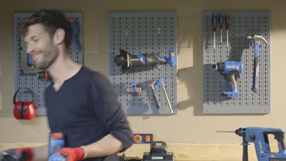 Publicité batterie universelle : bricoleur dans son atelier avec des outils sur batterie