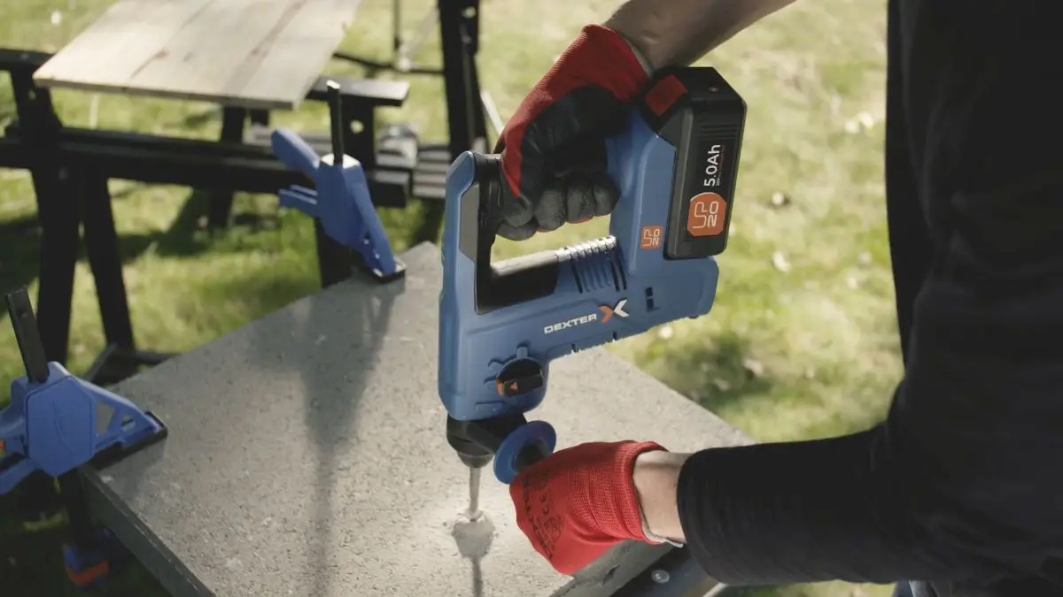 Publicité batterie universelle : perceuse sur batterie utilisée en situation réelle