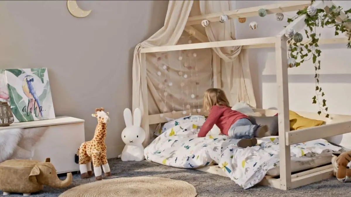 Publicité Standers : chambre d’enfant avec lit cabane réalisé par le père