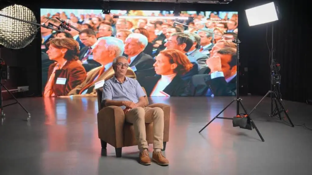 Vidéo anniversaire Réseau Entreprendre : interview d’un membre devant la dalle LED du 14 Avenue