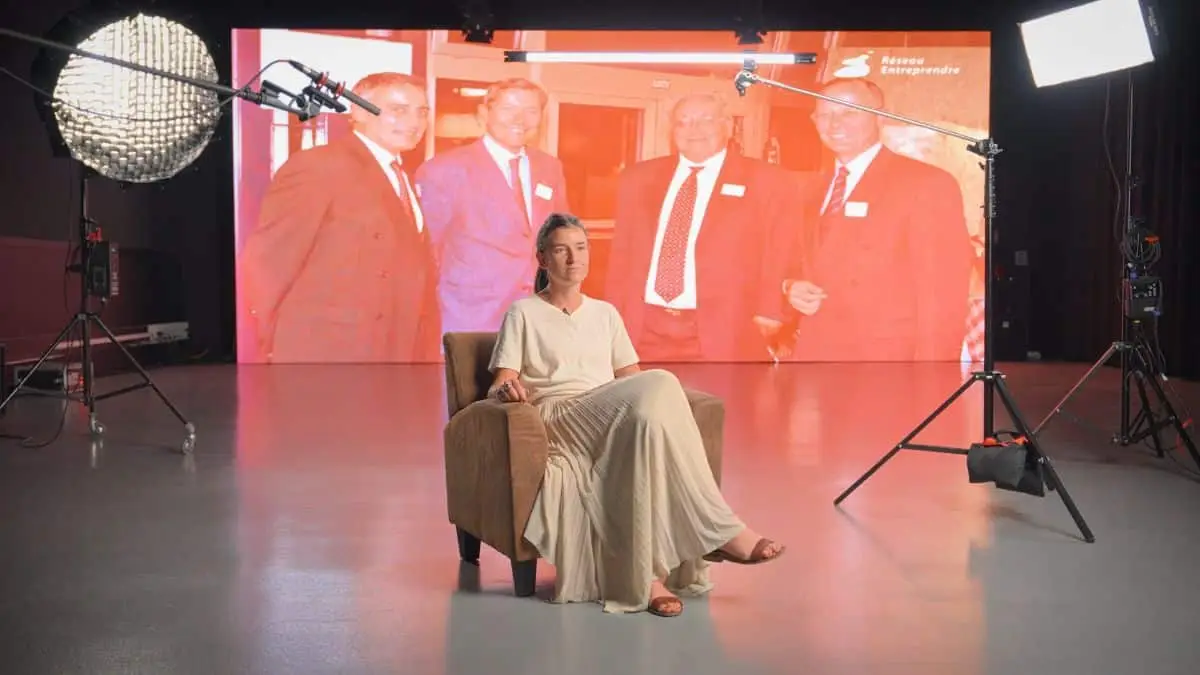 Vidéo anniversaire Réseau Entreprendre : plan large d’un témoignage face à la dalle LED