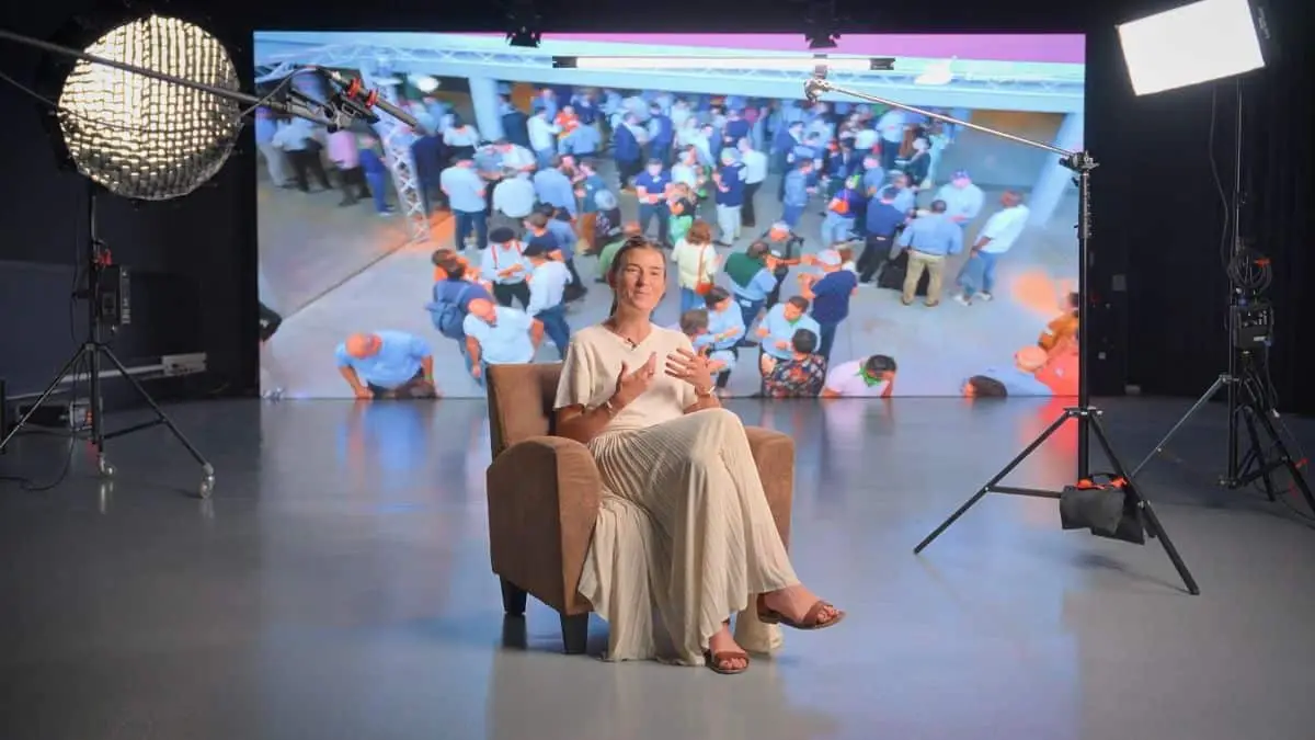 Vidéo anniversaire Réseau Entreprendre : plateau de tournage avec dalle LED et éclairages
