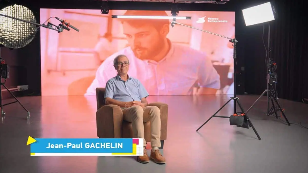 Vidéo anniversaire Réseau Entreprendre : témoignage d’un membre et archives projetées sur la dalle LED