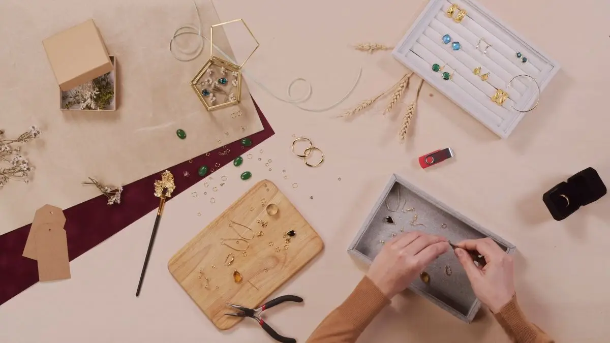 Vidéo institutionnelle CMA : vue du dessus d’un atelier de création de bijoux artisanaux