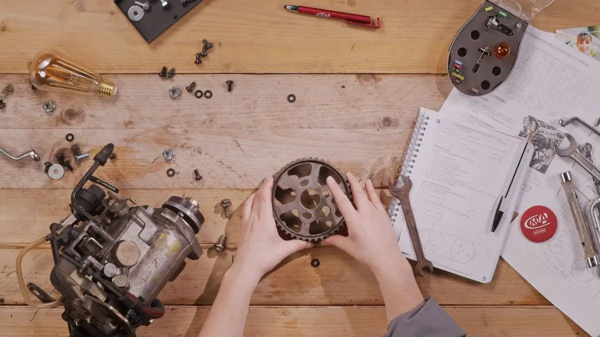 Vidéo institutionnelle CMA : artisan mécanicien et pièces de moteur sur un établi