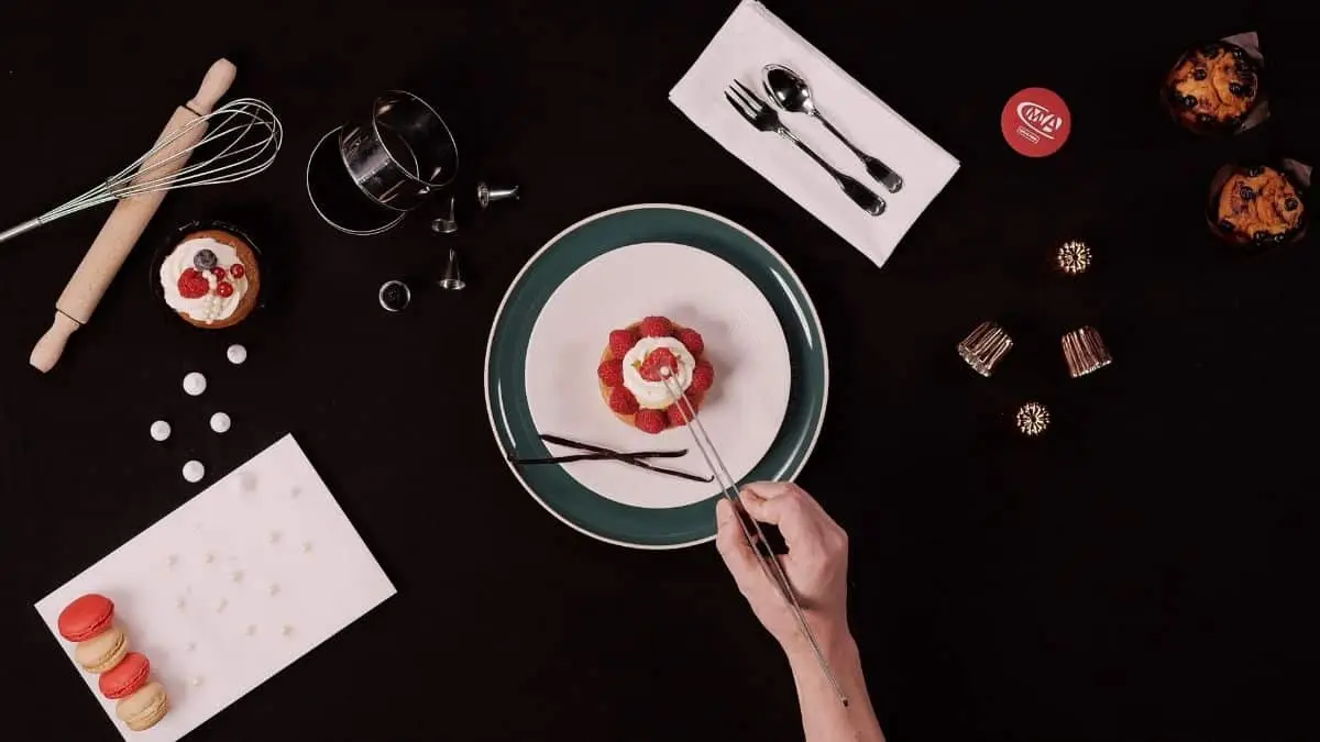 Vidéo institutionnelle CMA : dressage d’un dessert dans une pâtisserie artisanale