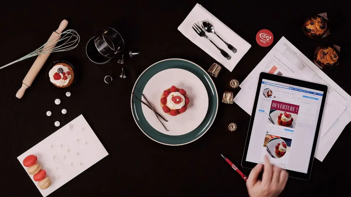 Vidéo institutionnelle CMA : artisan utilisant une tablette pour développer son activité