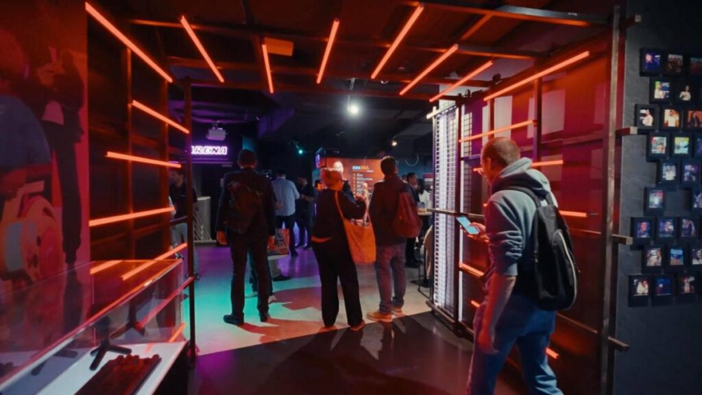 Aftermovie Matrix42 : accueil des participants dans un lieu immersif aux néons orange