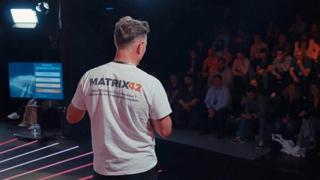 Aftermovie Matrix42 : intervenant face au public pendant une démonstration