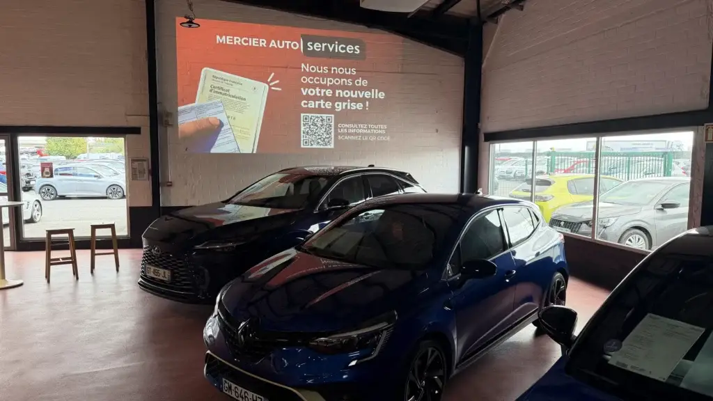 Diffusion de contenus dans le showroom - salle de vente aux enchères Mercier Automobiles