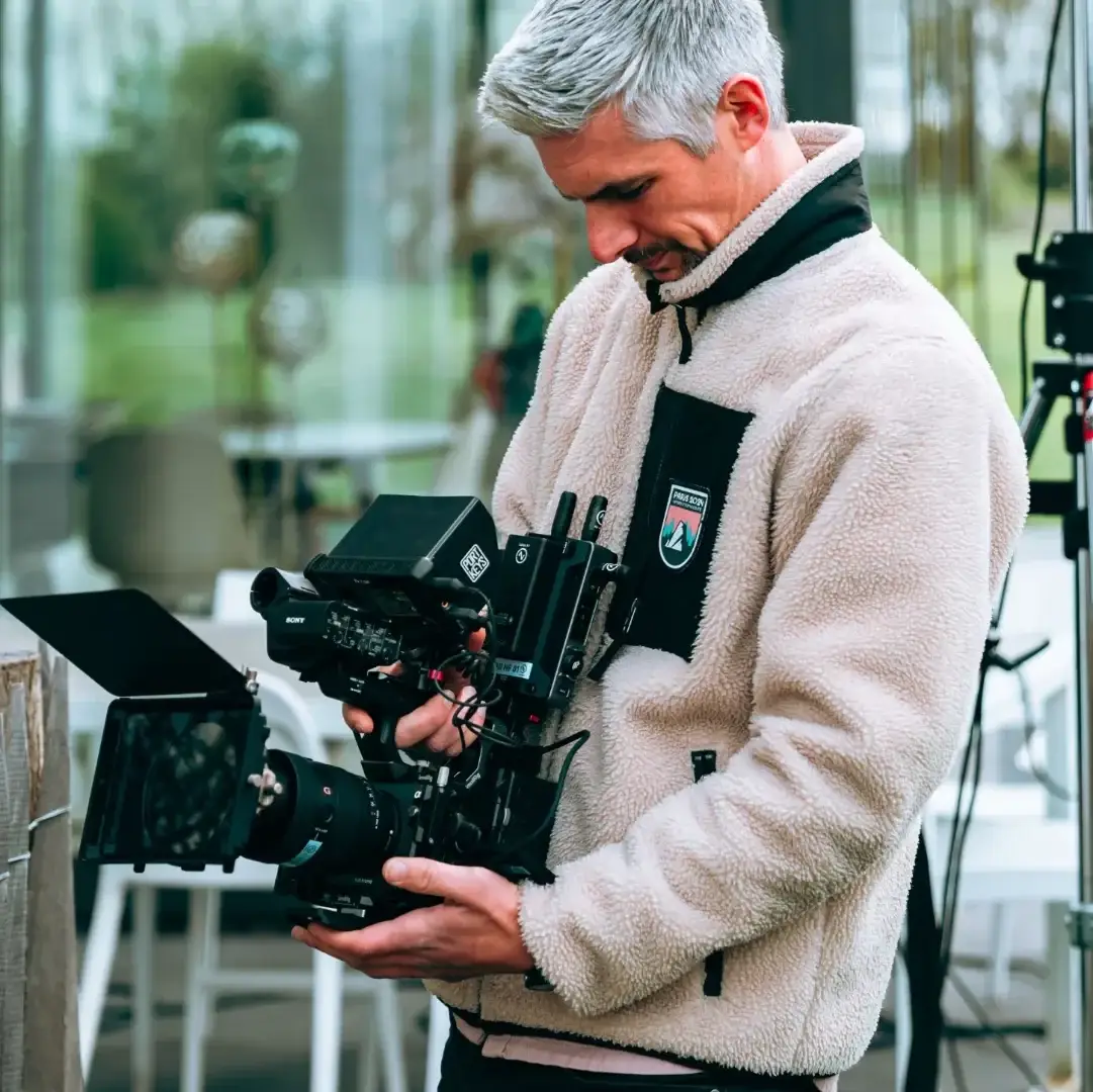Cadreur AV Prod en tournage de la vidéo de présentation produit du chauffe-eau connecté