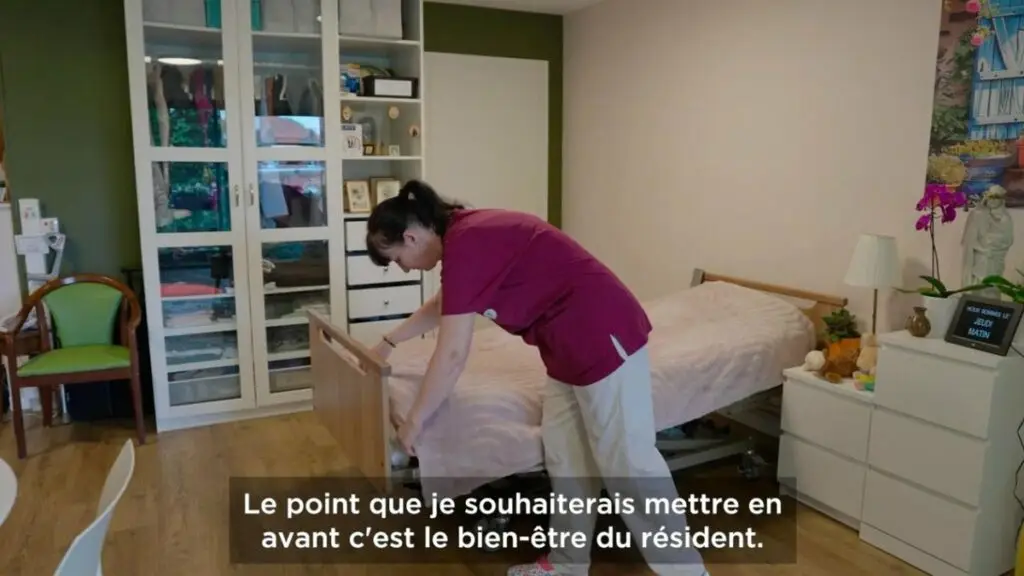 Vidéo de présentation MAVie : une aide-soignante prépare la chambre d'un résident