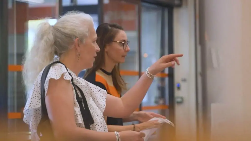 Vidéo marque employeur Weldom : une collaboratrice conseille une cliente en magasin