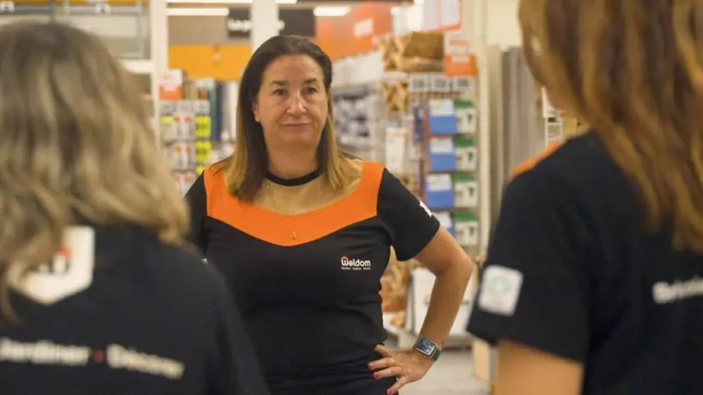 Vidéo marque employeur Weldom : la directrice du magasin d'Hyères échange avec son équipe