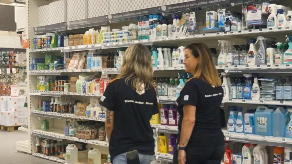 Vidéo marque employeur Weldom : deux collaboratrices dans les rayons du magasin