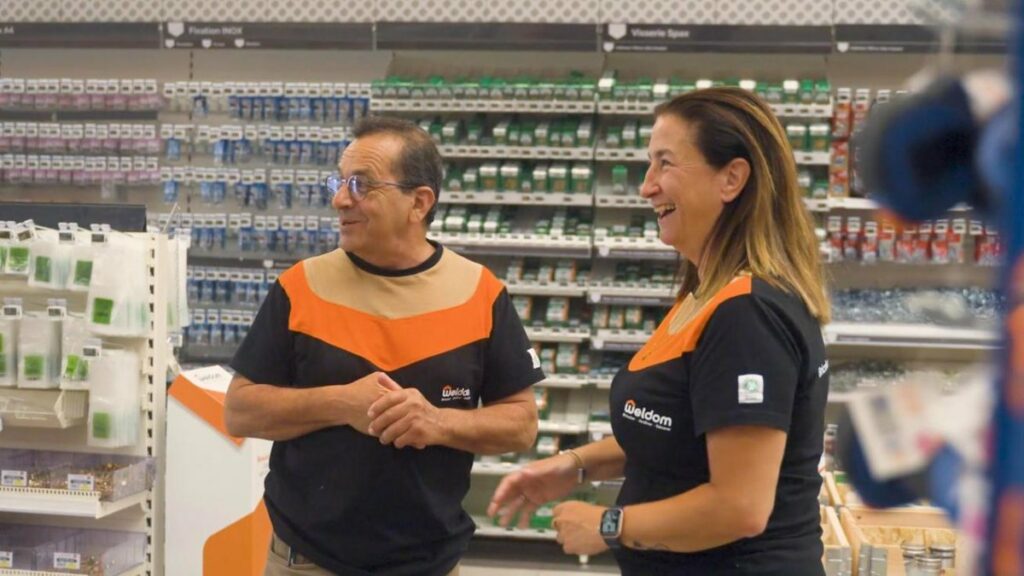 Vidéo marque employeur Weldom : complicité entre collaborateurs au rayon quincaillerie